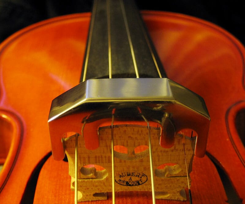 Violín con una sordina